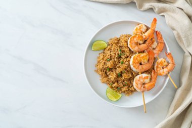 Kızarmış pirinç ve karides şişi.