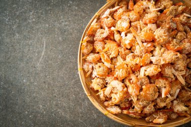 Kurutulmuş karides ya da kase içinde kurutulmuş tuzlanmış karides.