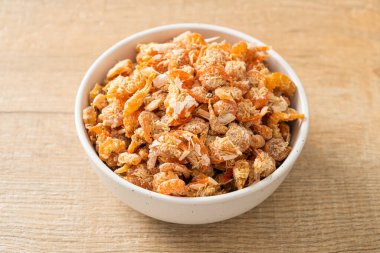 Kurutulmuş karides ya da kase içinde kurutulmuş tuzlanmış karides.