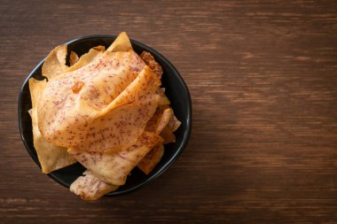 Çıtır Taro cipsi - kızarmış ya da fırında pişirilmiş taro.