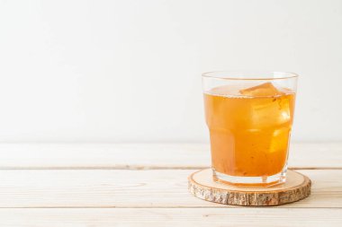 Lezzetli tatlı içecek demirhindi suyu ve buz küpü - sağlıklı içecek tarzı