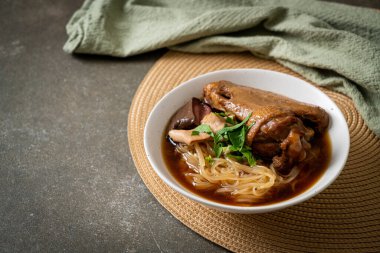 Kahverengi çorbalı ağır ateşte pişmiş ördek eriştesi. Asya usulü.