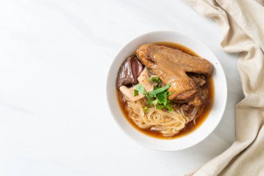 Kahverengi çorbalı ağır ateşte pişmiş ördek eriştesi. Asya usulü.