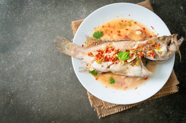 Limonlu ve biberli balık buğulama. Asya usulü.