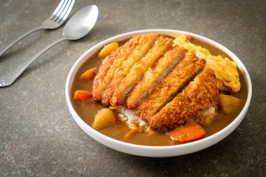 Tonkatsu soslu körili pilav domuz pirzolası ve kremalı omlet. Japon usulü.