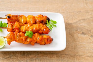 Baharatlı ve otlu ızgara tavuk şişi.