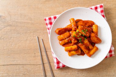 Baharatlı sosisli Kore pirinç keki çubuğu (Tteokbokki) - Kore yemeği tarzı