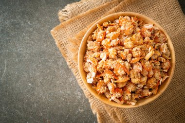 Kurutulmuş karides ya da kase içinde kurutulmuş tuzlanmış karides.