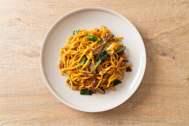 Vejetaryen usulü sebzeli kızarmış yakisoba eriştesi. Vejetaryen ve vejetaryen yemek tarzı.