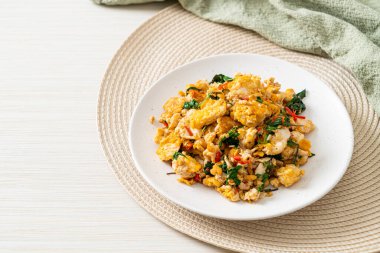 Tayland fesleğeni ve biberli sahanda yumurta Asya usulü.