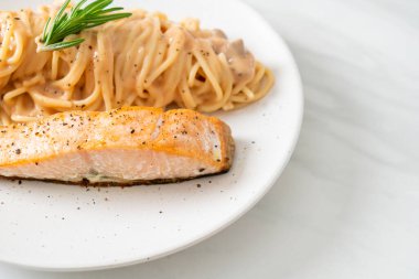 Kızarmış somon filetosu ve spagetti kremalı domates sosu.