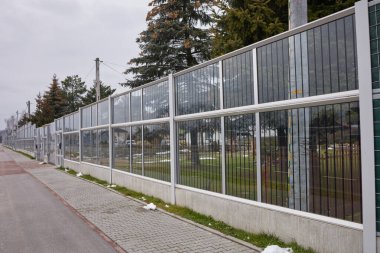 Ulaşım için yolda şeffaf çit sesi emici