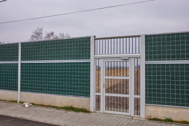 Ulaşım için yolda şeffaf çit sesi emici