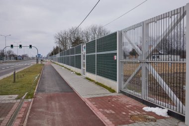 Ulaşım için yolda şeffaf çit sesi emici