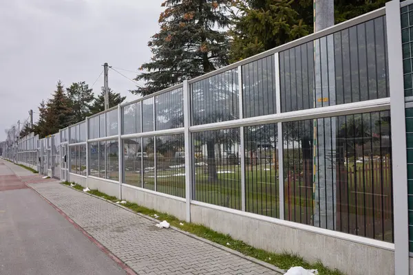 交通機関のための道の透明な塀の騒音の吸収物 ロイヤリティフリーのストック画像
