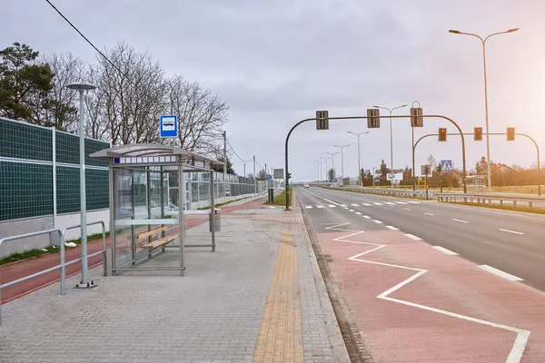 道路の透明なバス停 ストックフォト