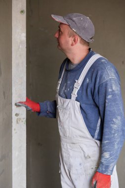 İnşaat için duvarlara sıva işçileri yapıştırılıyor.