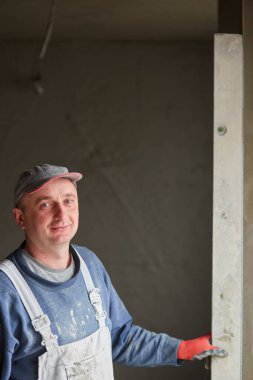 İnşaat için duvarlara sıva işçileri yapıştırılıyor.