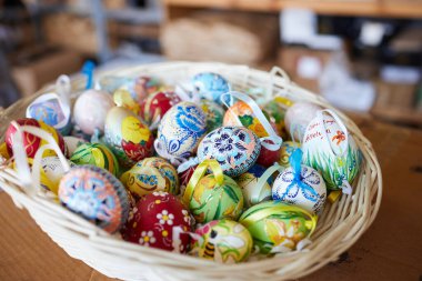 Bir sepet renkli bayram yumurtası.