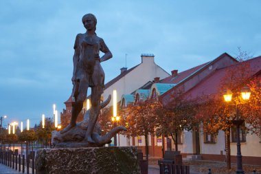 2005 Kasım 2022. Meydanın ortasındaki kız için Niepolomice Tarihi Anıtı