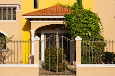 Sarı renkli ev cephesi