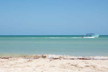 Denizde geçen bir tekne.