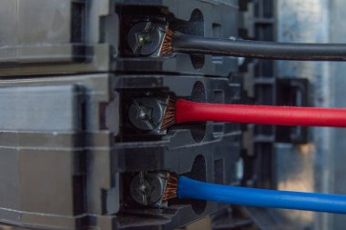 Termomanyetik düğmedeki renkli kabloların bağlantısı