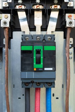 Renkli kablolarla ana güç anahtarının bağlantısı