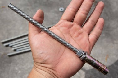 Fişler, vidalar, vidalar, fındıklar ve başlıklı çubuklar.