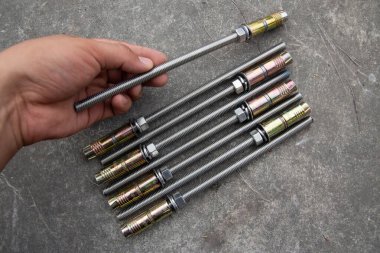 Fişler, vidalar, vidalar, fındıklar ve başlıklı çubuklar.