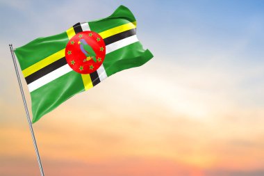 güneşli mavi gökyüzü ve Kenya bayrakları ve Dominica bayrağı