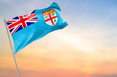 Fiji ulusal bayrağı mavi gökyüzüne dalgalanıyor.