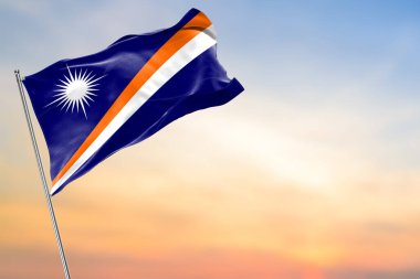 Mavi gökyüzünde dalgalanan Marshall Adaları bayrağı