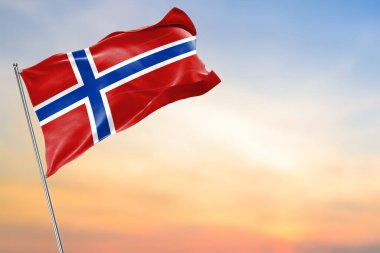Gün batımında sallanan Norveç 'in güzel bayrağı.
