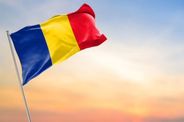 Gökyüzünde dalgalanan Romanya bayrağı.