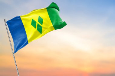 Saint Vincent ve Greines bayrağı mavi gökyüzü arka planında dalgalanıyor.
