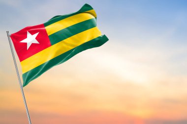 Gün batımında rüzgarda sallanan togo bayrağının güzel ulusal bayrağı. Kapat. konsept sanat çalışması.