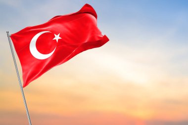 Bulanık gökyüzü arka planında hindi bayrağı, üst manzara