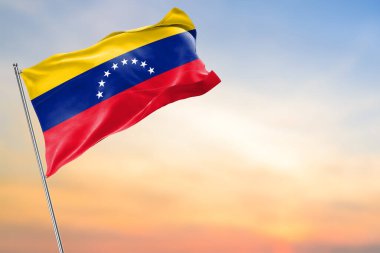 Venezuela bayrağı güzel bulutlu arka planda dalgalanıyor