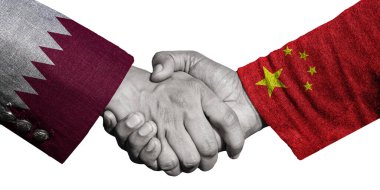 Bahreyn ve ellerinde Katar bayrakları arasında el sıkışma. kırpma yolunda izole edildi.