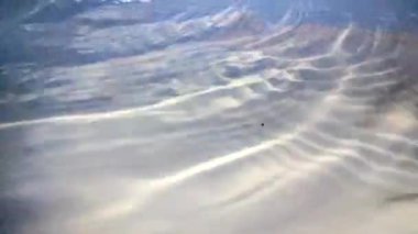 Sepetin üzerinde dalgalanan su. 