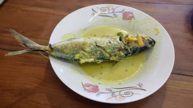 Ikan Kuah Kuning veya Sarı Sosu Balığı, Endonezya 'nın tipik yiyeceği Padang, Batı Sumatra' dan gellenmiştir.. 