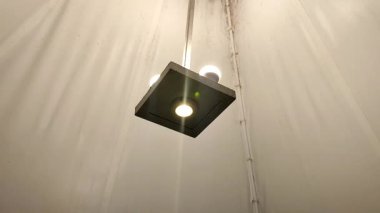 Yemek çadırının içinde elektrik lambası..