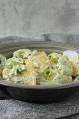 Patates salatasını salatalık, taze soğan ve yoğurt dolması ile yeniliyorum.