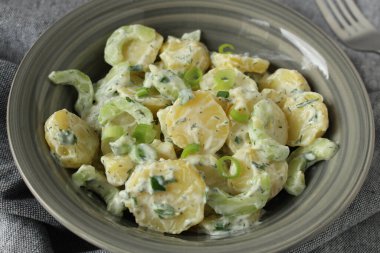 Patates salatasını salatalık, taze soğan ve yoğurt dolması ile yeniliyorum.