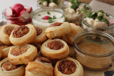 Sosisli sandviçler.