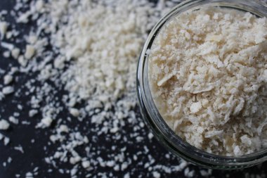 Siyah arka plan üzerine Panko ekmek kırıntıları