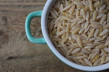 Tahta Arkaplanda Çiğ Orzo Makarnası