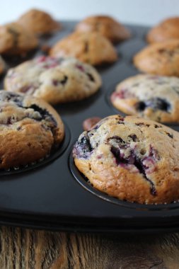 Tatlı Çikolata ve Meyveli Kekler hala fırın bardaklarında