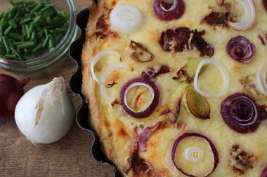 Fırından çıkan domuz pastırması ve soğanlı tart hala sıcak.